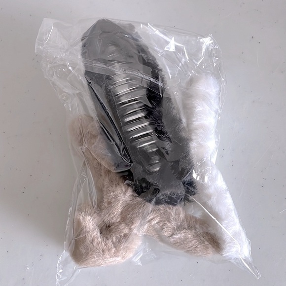 NWT - Furry claw clips 3 for $12 - Picture 6 of 6